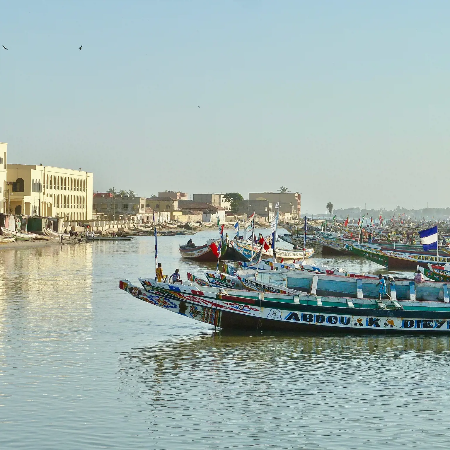 Tauche ein ins Leben der kolonialen Lagunenstadt Saint-Louis im Senegal